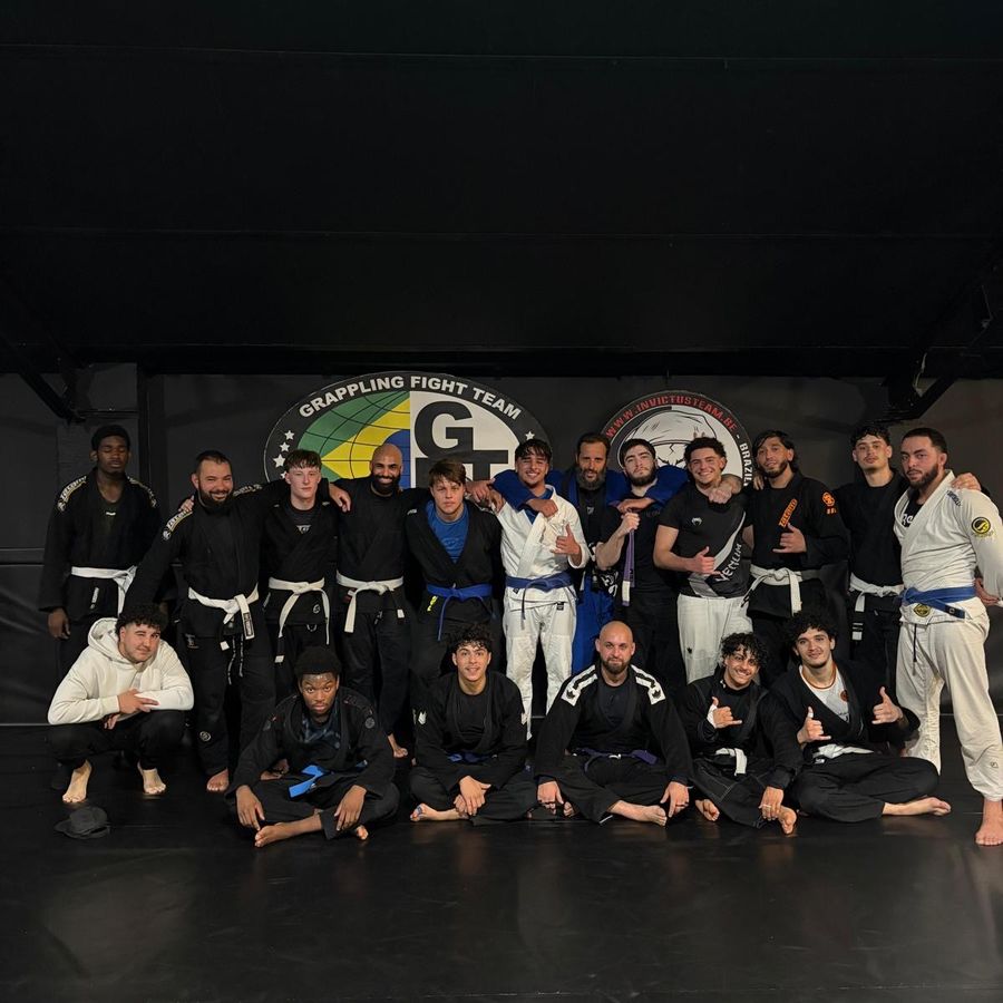 Groupe d'élèves Invictus posant ensemble sur le tatami
