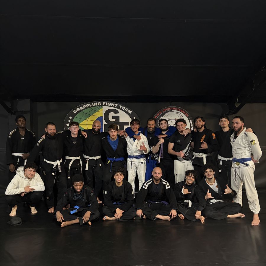Élèves et coach du club Invictus réunis sur le tatami