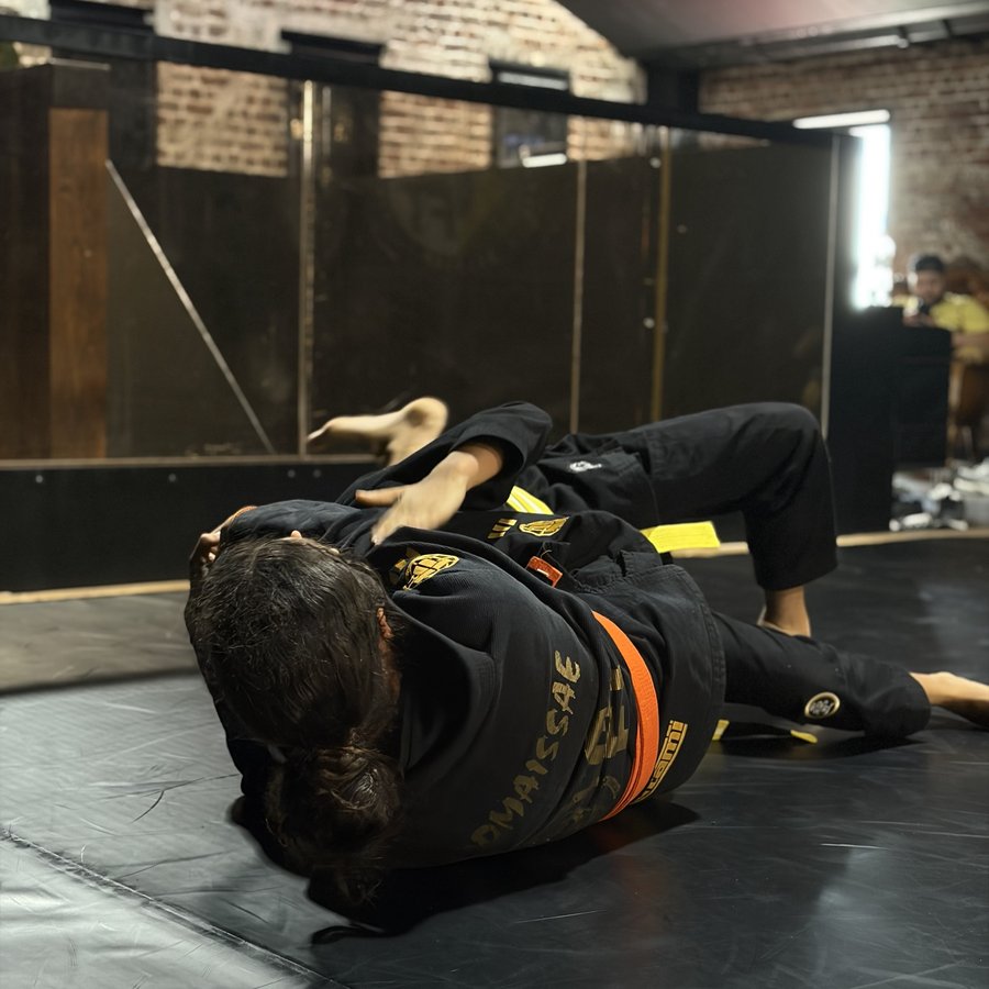 Jeunes élèves en pleine action sur le tatami