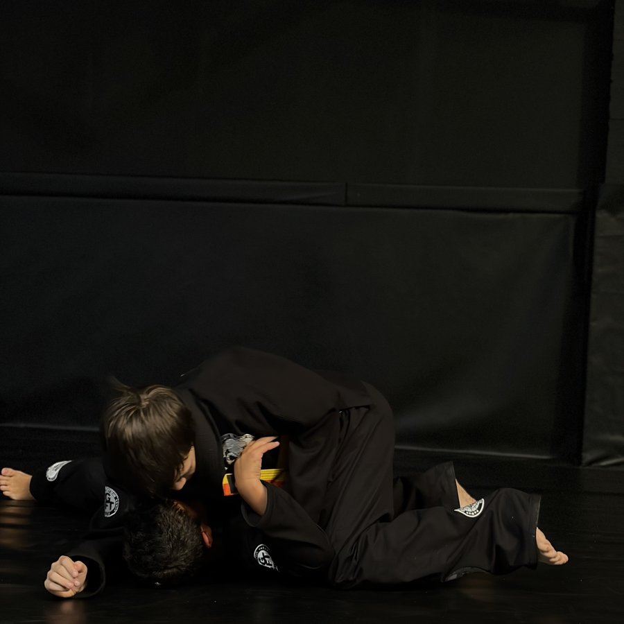 Jeunes élèves pendant un exercice de jiu-jitsu