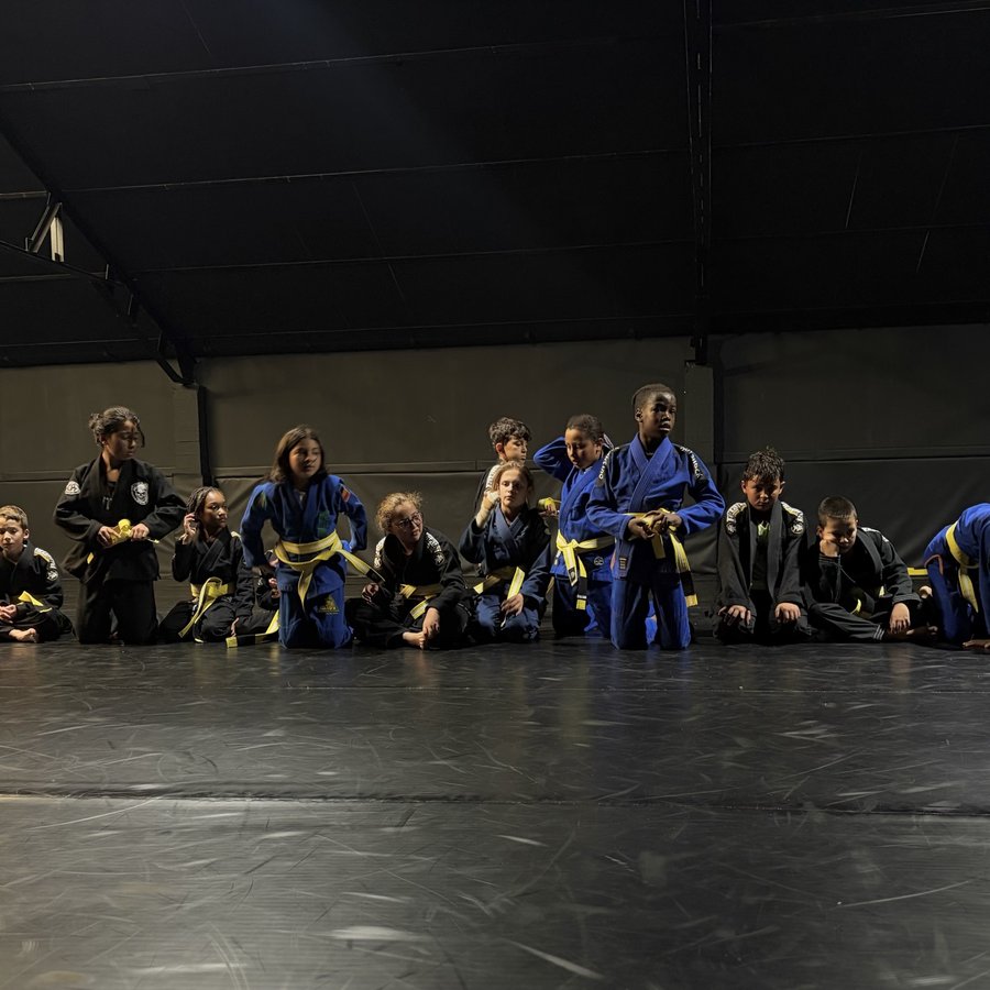 Exercice dynamique entre deux jeunes élèves