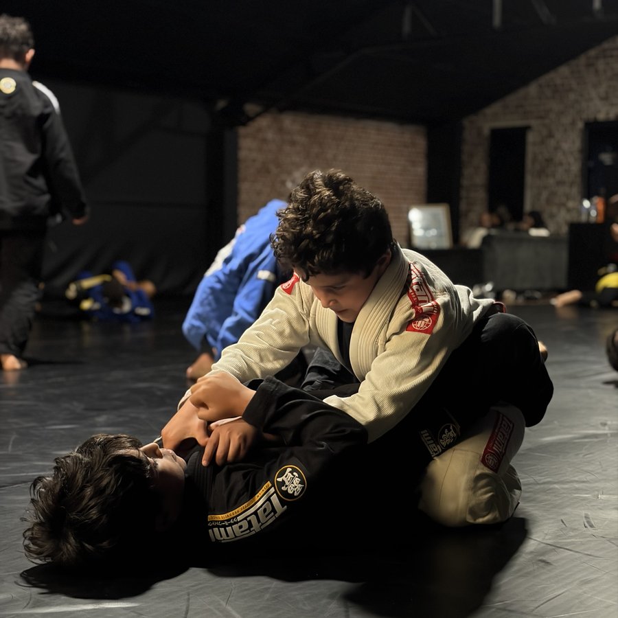 Jeunes élèves en kimono pendant un exercice