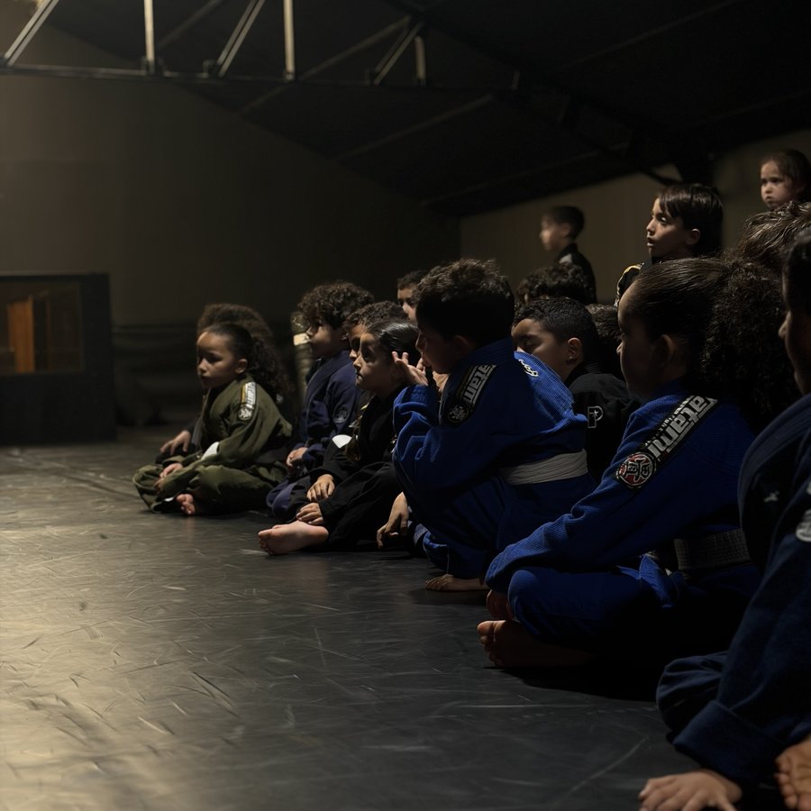 Jeunes élèves en action sur le tatami