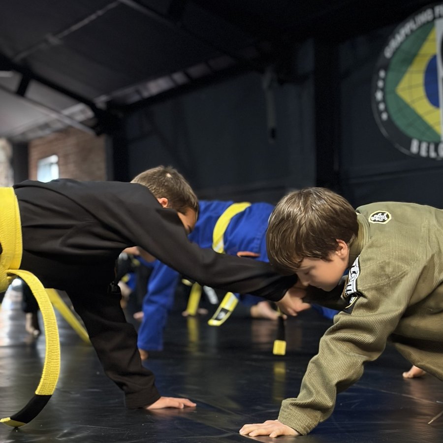 Jeunes élèves pendant un exercice de jiu-jitsu