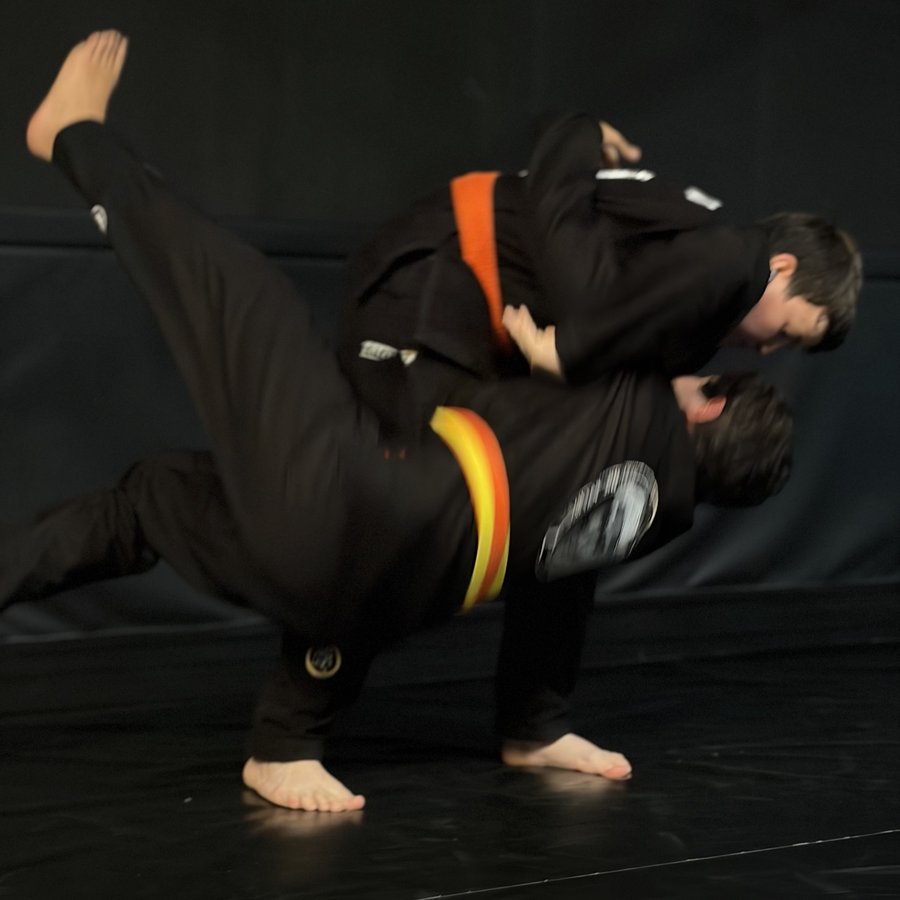 Jeunes élèves en pleine action pendant un exercice